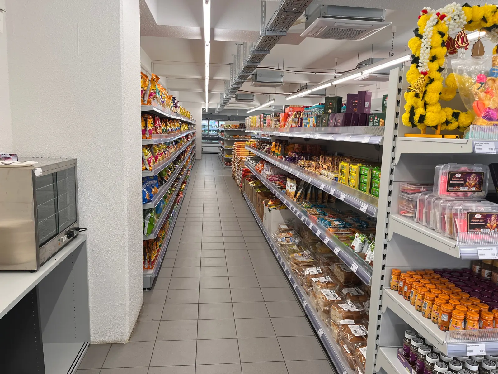 Snacks, Süßes und Pooja-Artikel
