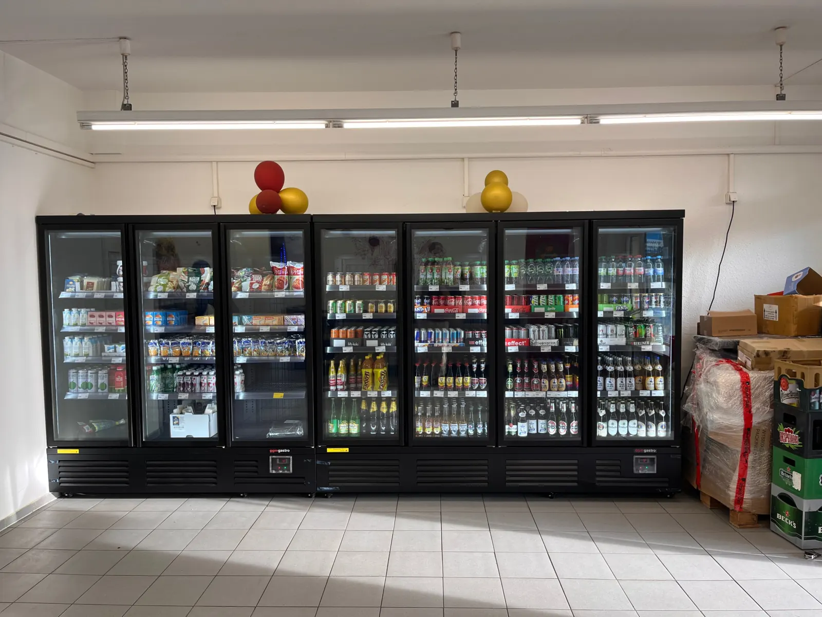 Kühlregale mit Getränken und Milchprodukten