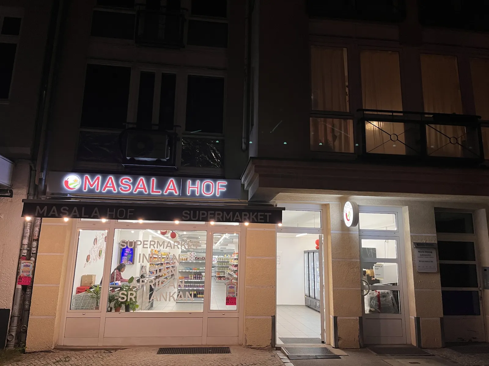 Masala Hof an der Danziger Straße 217 am Abend